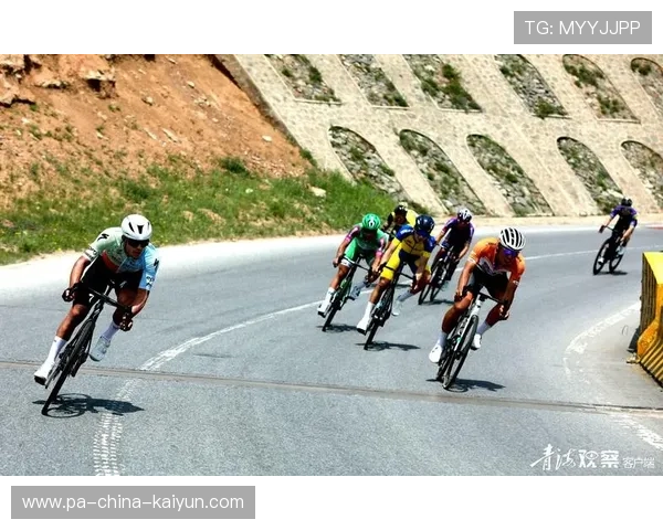自行车赛折返弯道处上演惊心动魄追击