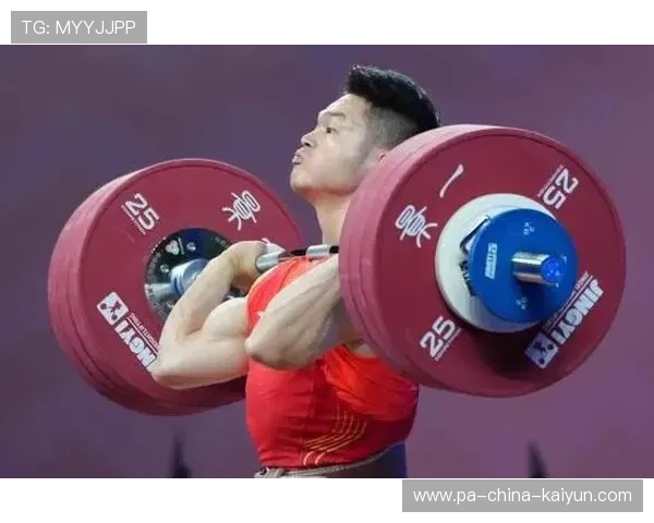 举重教练徒手抓杠铃吓坏新队员